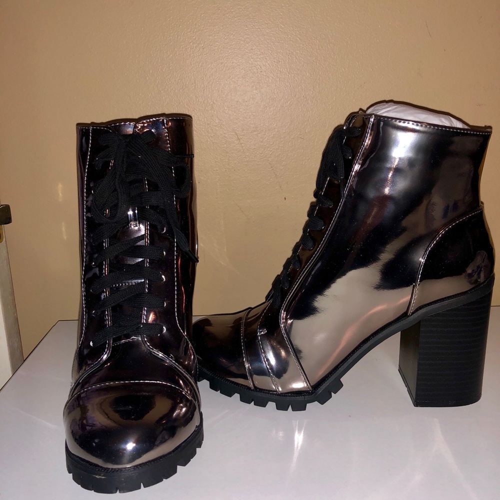 NWT QUPID Metallic Lace Up Chunky Heel Boots/ Booties - Picture 6 of 10